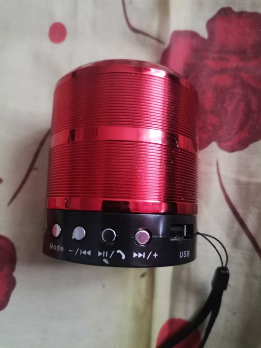 Vând boxă portabilă mică de buzunar cu acumulator bluetooth card stik