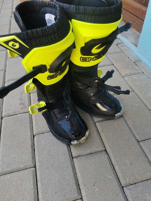 Ботуши нови за мотор