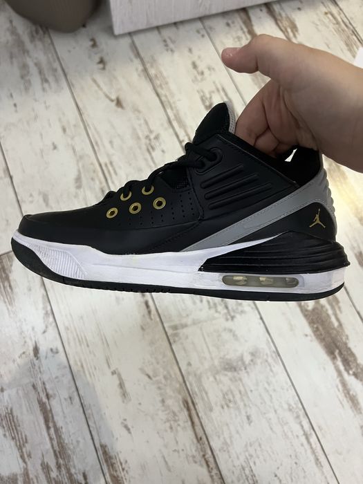 Продавам jordan aura 5