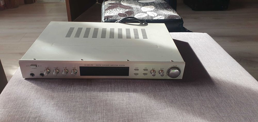 караоке уредба с тонколони и микрофони