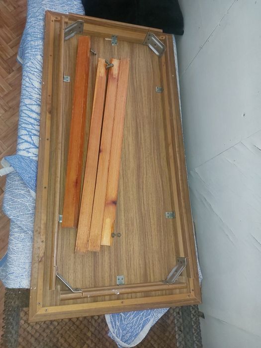 Стол кухонный, деревянный, крепкий.