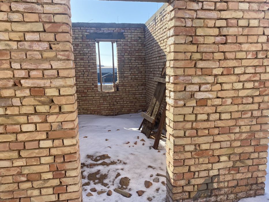 Продается не достроенный дом.