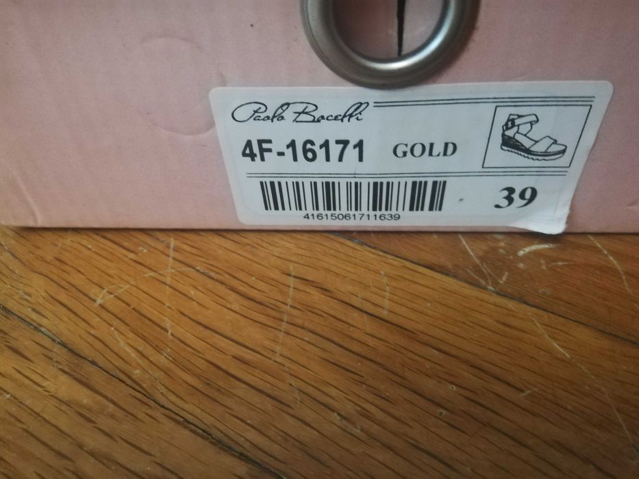 Златни дамски сандали