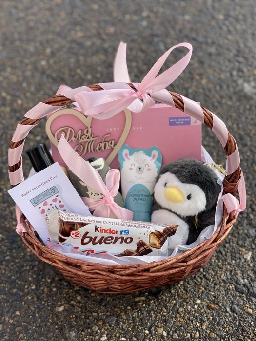 Бокс в корзине для девушки