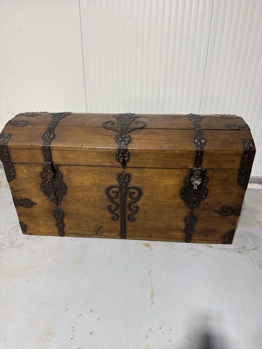 Lada de zestre baroc, din lemn masiv, cu elemente din fier