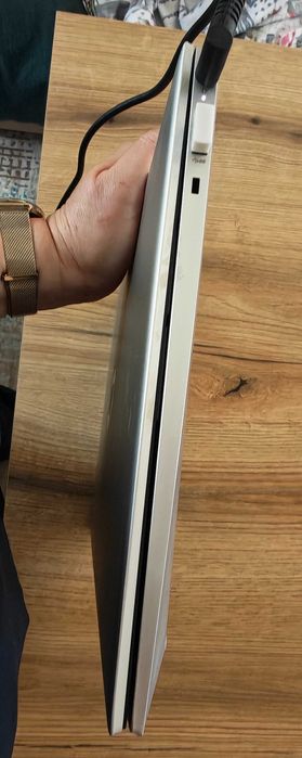 Като нов лаптоп HP Pavilion 15 (i5-1235U/16GB/512GB SSD/FHD IPS) - пълен комплект с кутия!