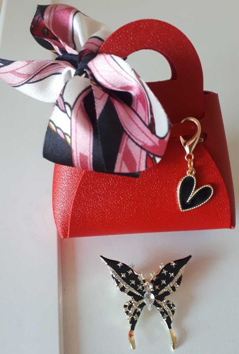 Бижу, опаковано в чантичка