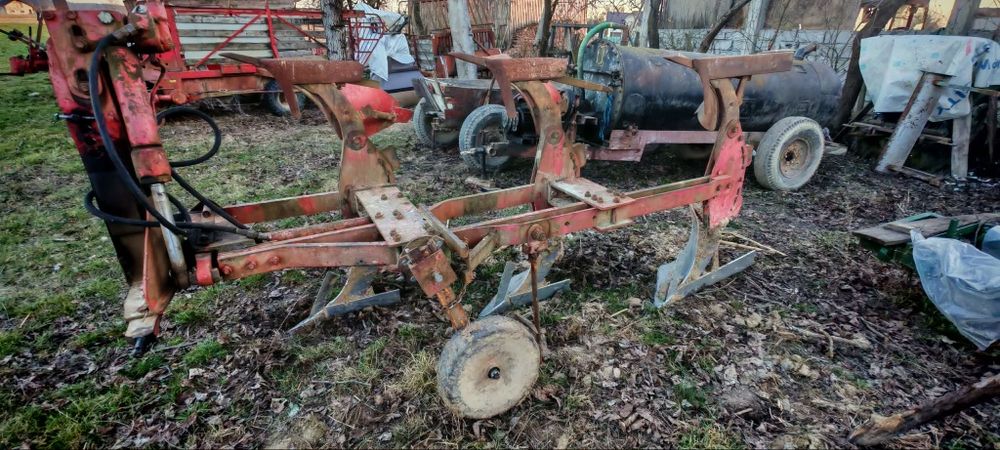 Plug reversibil cu trei brazde