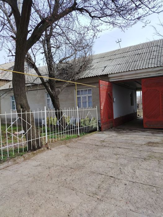 Hovli uy sotiladi