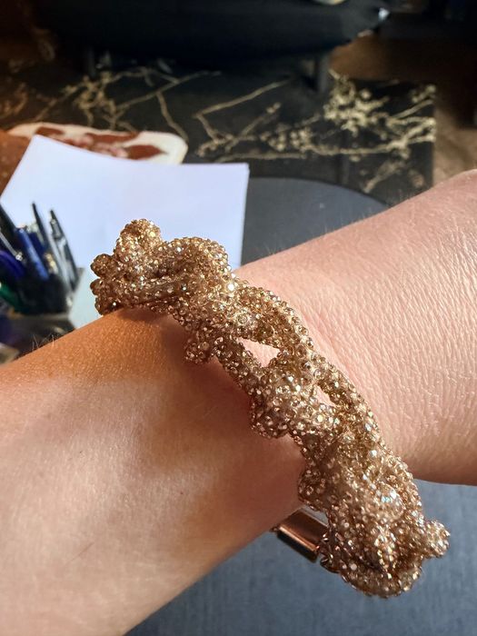 Brățară aurie handmade realizată de mine din șnur cu strasuri