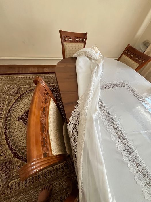 Раздвижной стол со стульями