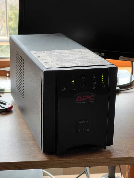 Непрекъсващ ТЗИ UPS APC SUA750I чиста синусоида