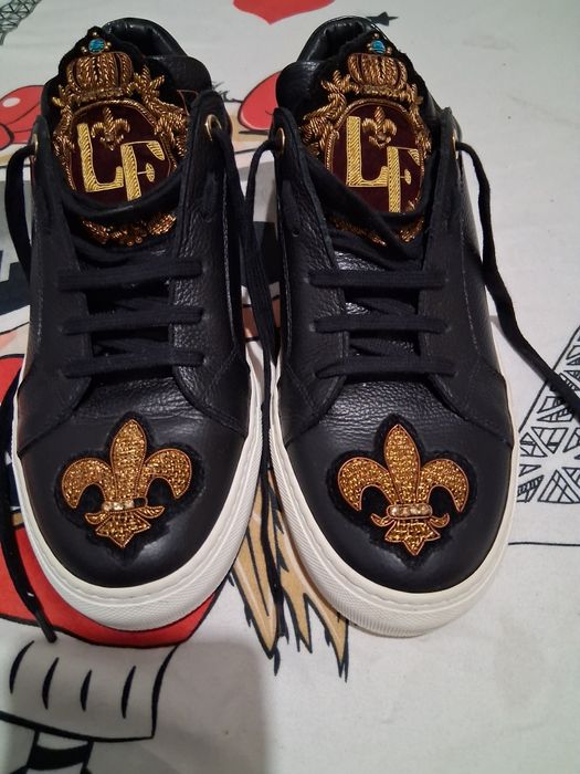 Vând snikersi Lords and fools