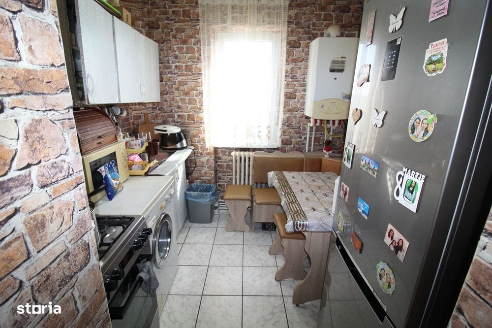 Vând apartament 4 camere în Hunedoara, M7-Trandafirilor, parter înalt