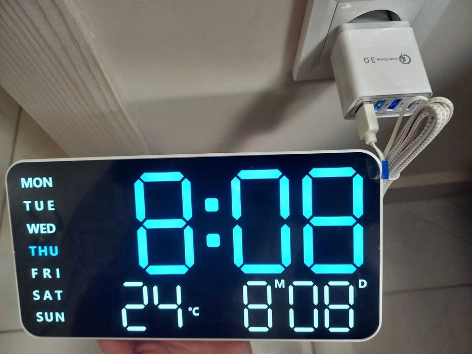 Цифров настолен часовник с будилник, термометър, календар