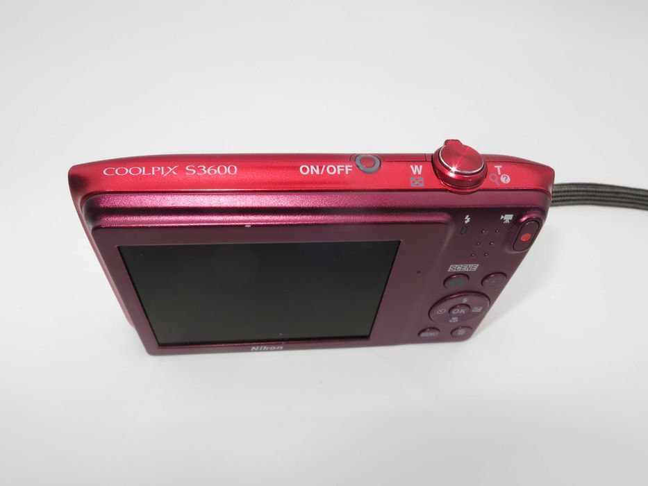 Nikon Coolpix S3600 ултра компактен цифров фотоапарат, червена дигитална камера, в отлично състояние, пълен комплект с нова батерия, работи перфектно!