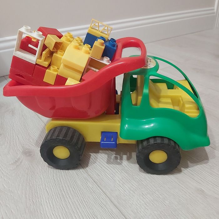 Грузовик с лего кирпичиками