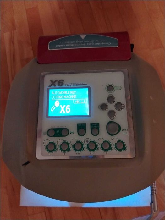 Masina copliat chei auto X6 - stare excelenta - set cleme incluse