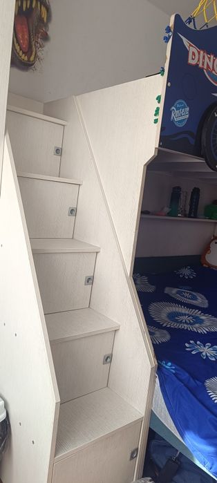 Pat supraetajat 3 locuri de dormit ,dulap mare
