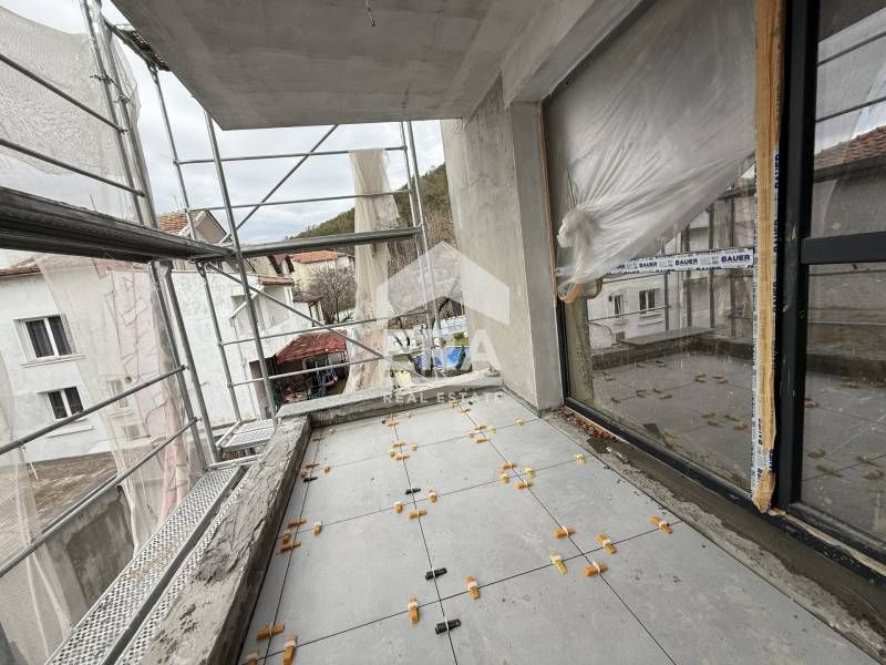 Тристаен югоизточен апартамент за продажба, с голяма дневна и паркомяс