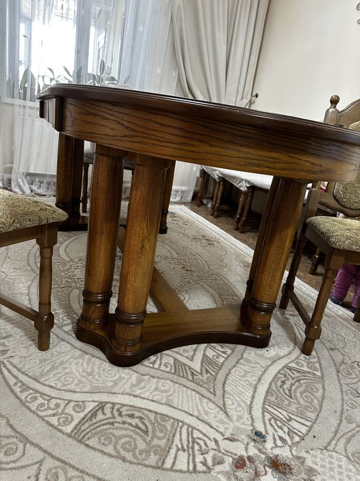 Стол и стулья в хорошем состоянии