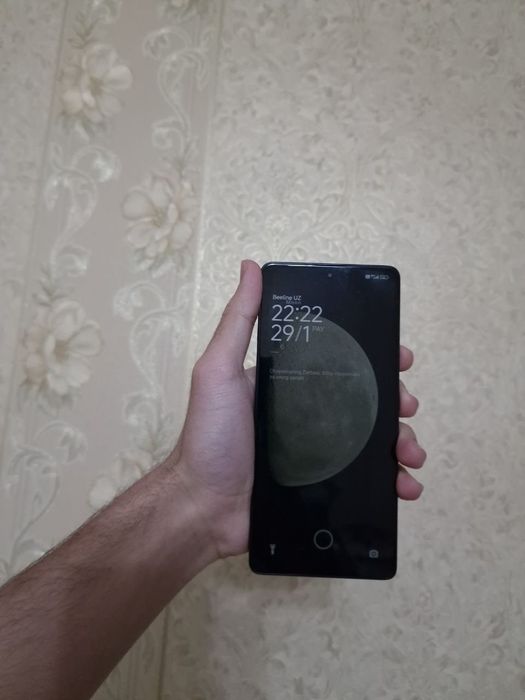 Redmi note 13 pro  ideal holatda qirilgan chizilgan joylari umuman yoq