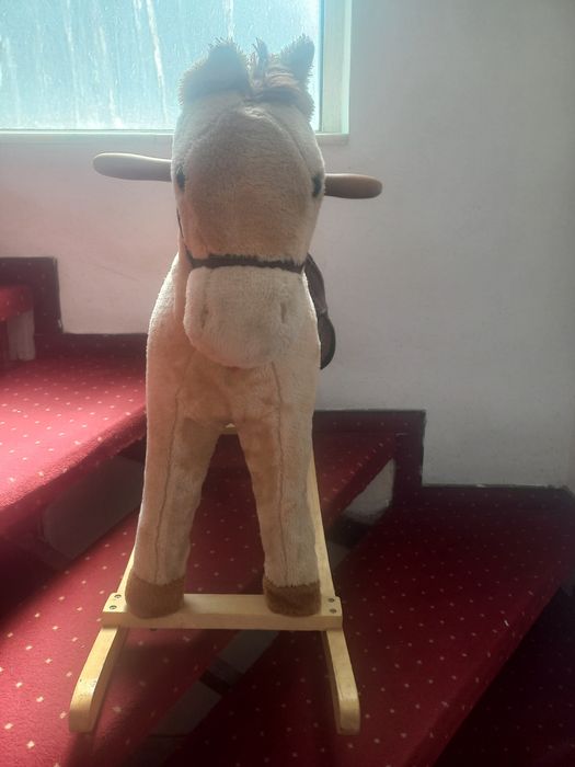 Căluț balansoar pentru copil