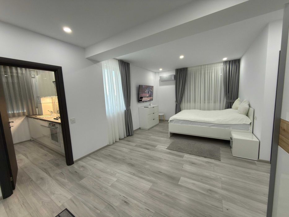 Garsoniera de lux in bloc nou privat cu curte proprie in zona stadion