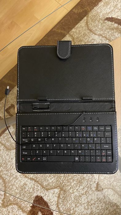 Husa tableta cu tastatura