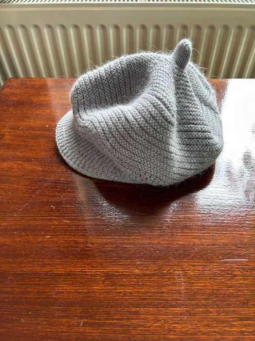 Зимна дамска шапка с козирка