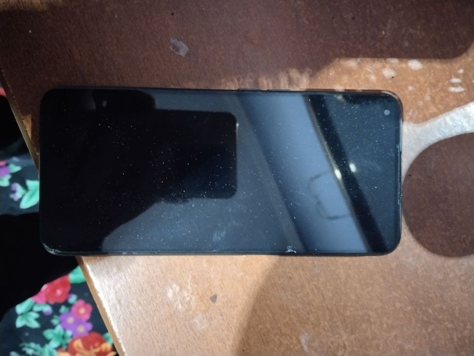 Oppo A55 sotiladi xolati yaxshi narxi 900 000 ming karobkasi bor tel +