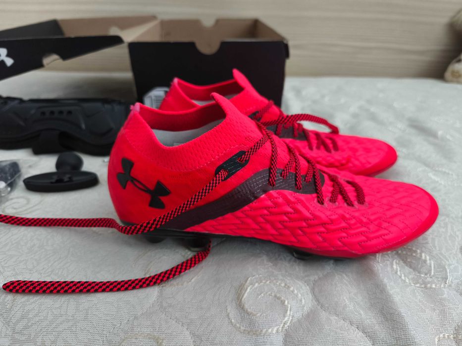 Футболни обувки бутонки Under Armour FORMTRUE; футболни кори BULLDOZER