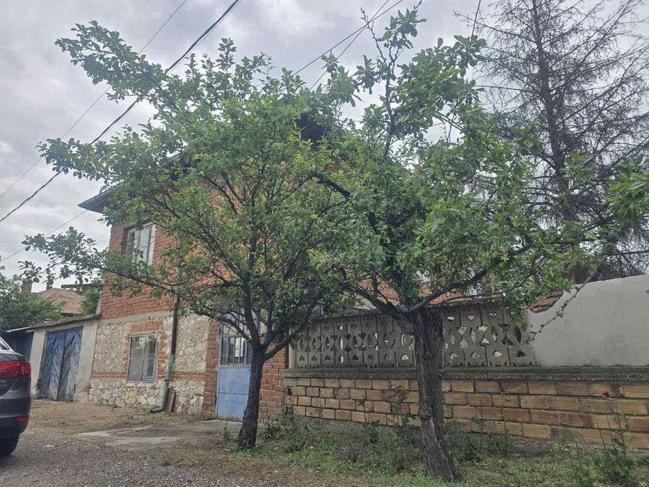 Масивна къща с двор