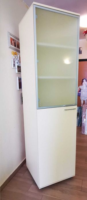 Кухненски шкаф със стъклена врата