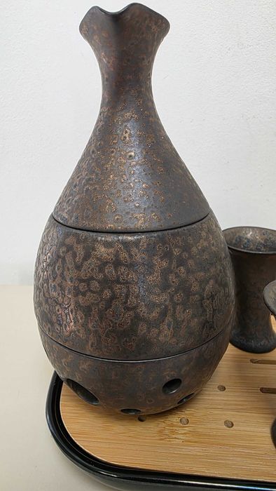 Set sake japonez ceramic 170 ml, 6 cești, tavă bambus, carafă cu încălzire – nou