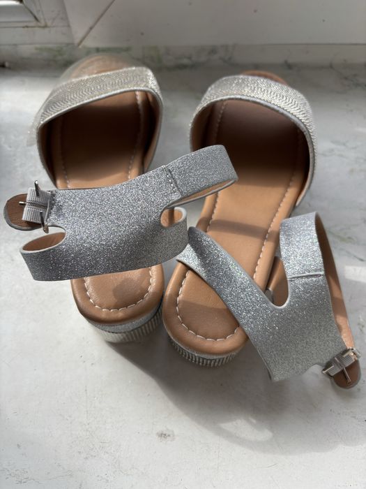 Босоножки со стразами