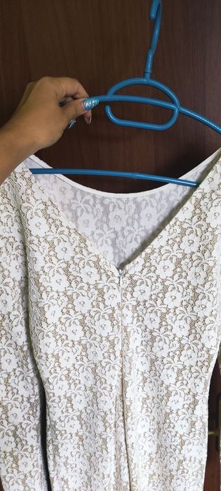 Дълга елегантна вечерна рокля с дантела и злато