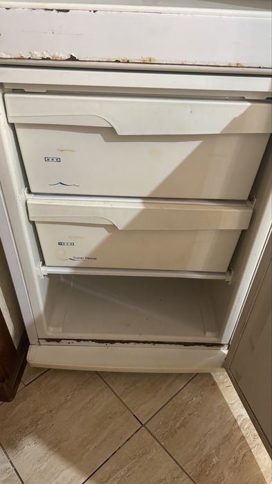 Холодильник старый но рабочии.