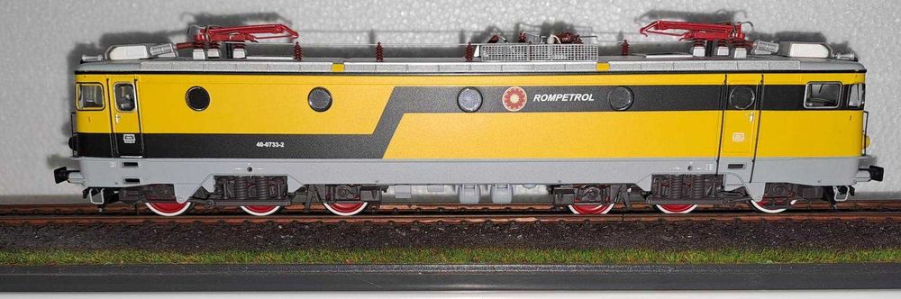 Vand o locomotiva electrica EA 060  ROMPETROL ,scara HO