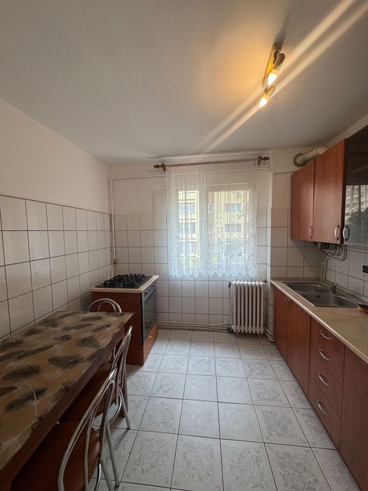 vând apartament cu 3 camere Reșița