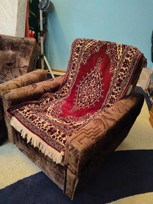 диван-раскладушка и 2 удобных кресла на колёсиках