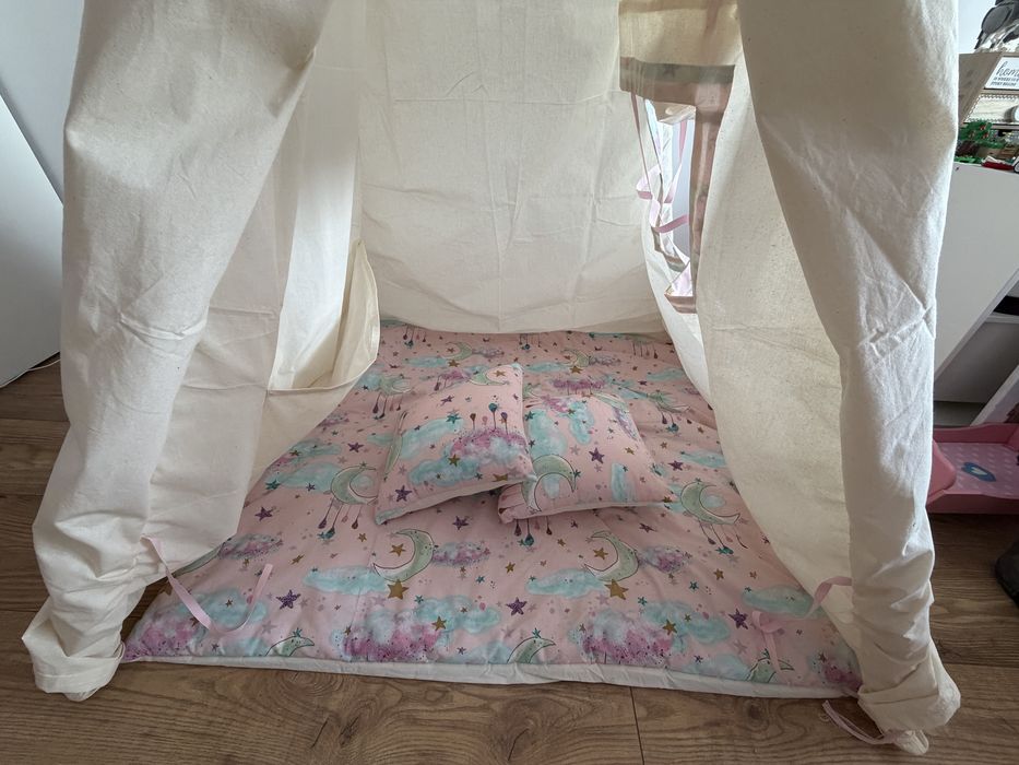 Cort copii stil indian Teepee Tent Kidizi Pink Moon, include covoras gros si 2 perne