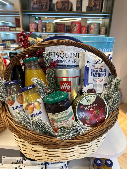 В наличии новогодниее корзины подарки