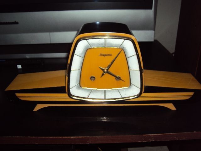 Продавам старинен немски механичен часовник Dugena