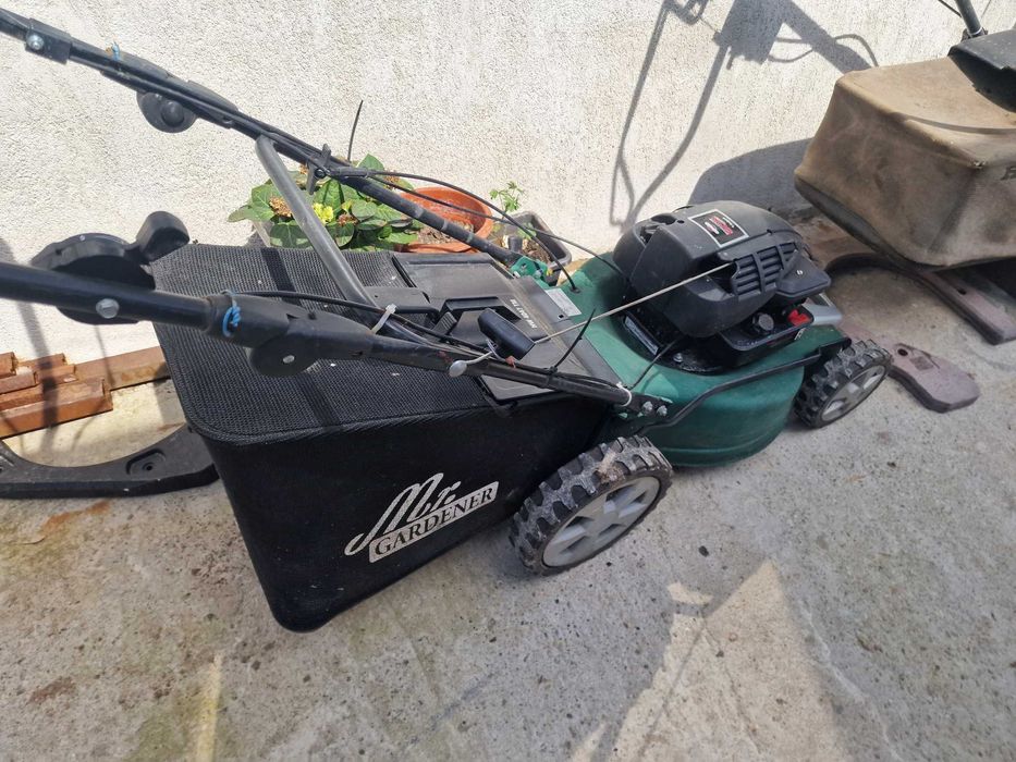 Masina de taiat iarba pe benzina Briggs Stratton 4CP cu SAC si Tractiu