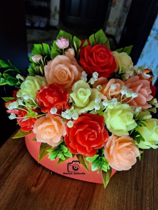 Qizlar mashinada otib ketayotganlarning hammasiga siltashdi.