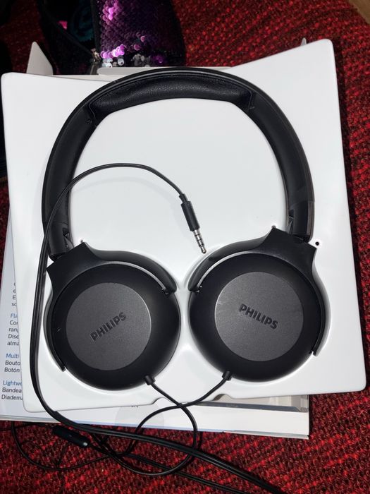 Продавач слушалки на Philips с кабел