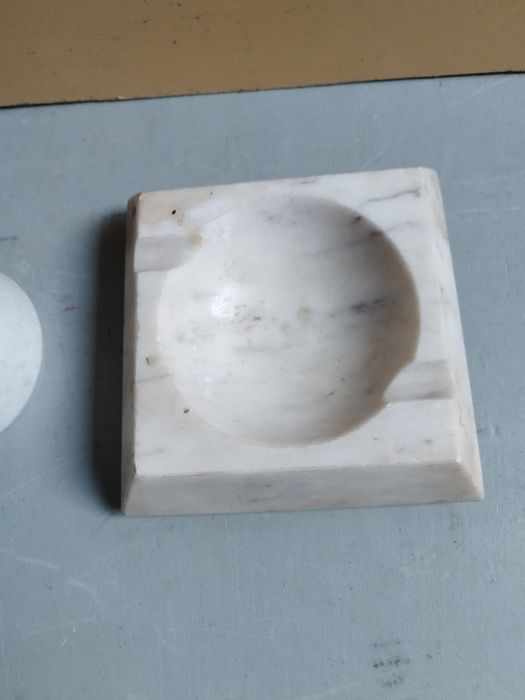 Малка вазичка и пепелник отбял мрамор