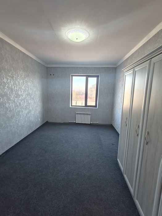 Kvartira bor 3 xonali dom 3-etaj yangi