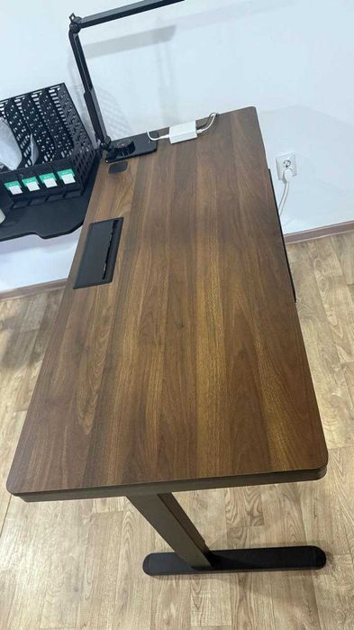 Регулируемый рабочий стол